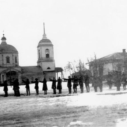 Церковь возле школы (30-е годы)
